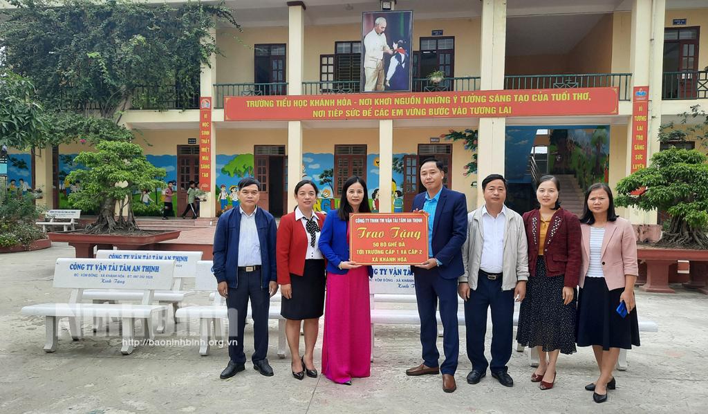 Tặng ghế đá cho các trường học trên địa bàn xã Khánh Hòa