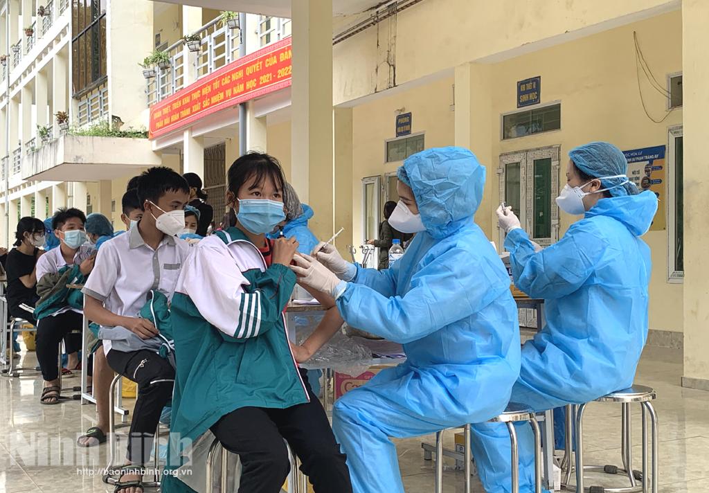 Tiêm vắc xin phòng COVID-19 cho học sinh THCS các huyện trong tỉnh