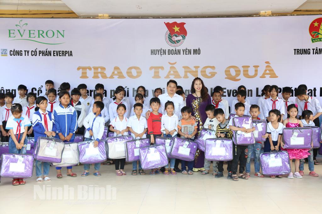 Tặng quà cho học sinh có hoàn cảnh khó khăn xã Yên Thái