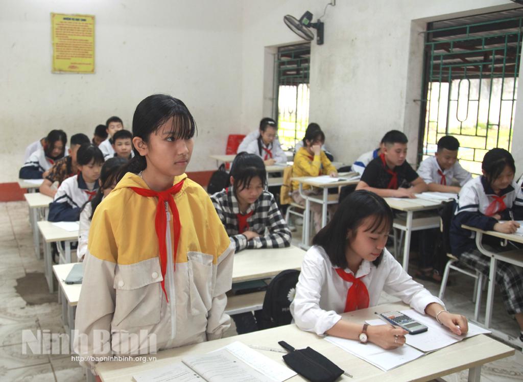 Nghị lực vượt khó học giỏi của cô bé mồ côi