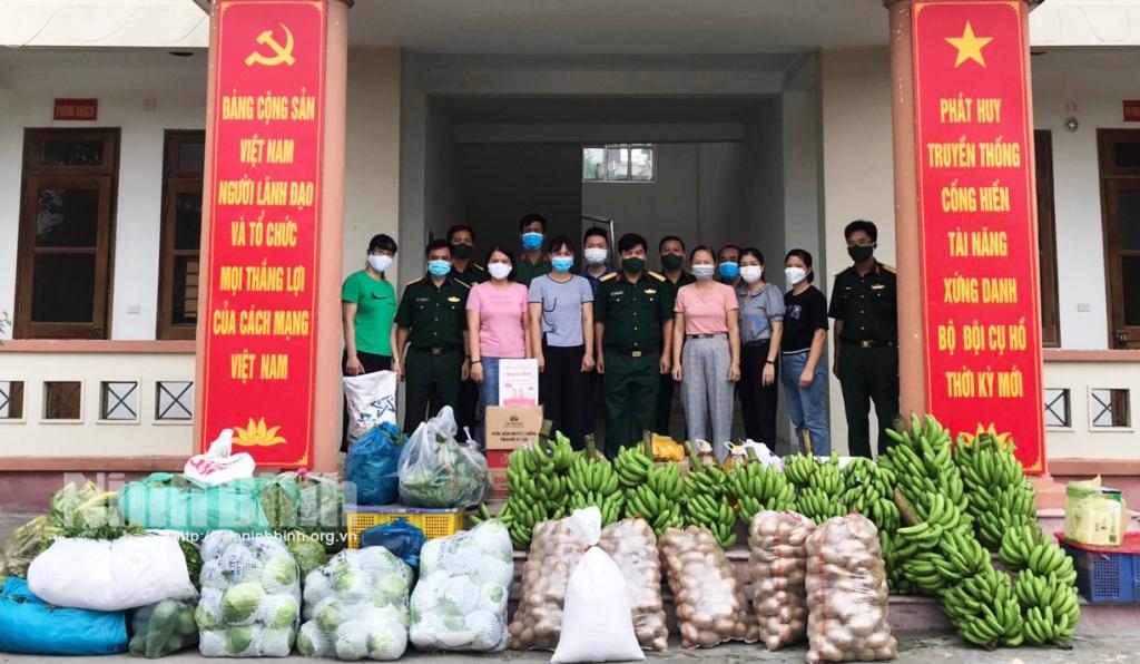 Tặng thực phẩm cho khu cách ly tập trung Trung đoàn 855