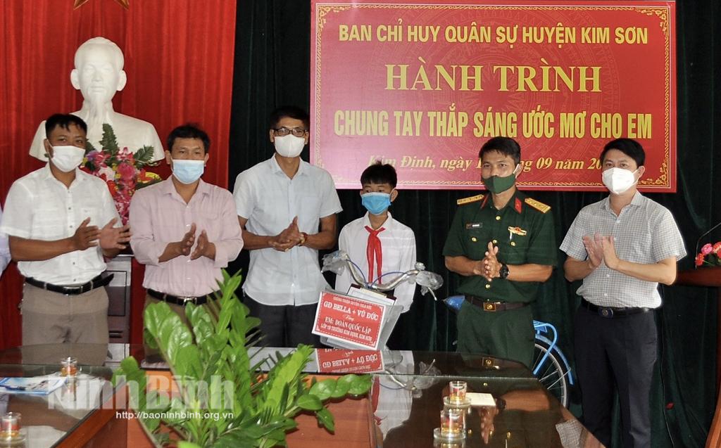 Ban CHQS huyện Kim Sơn trao quà cho học sinh có hoàn cảnh khó khăn