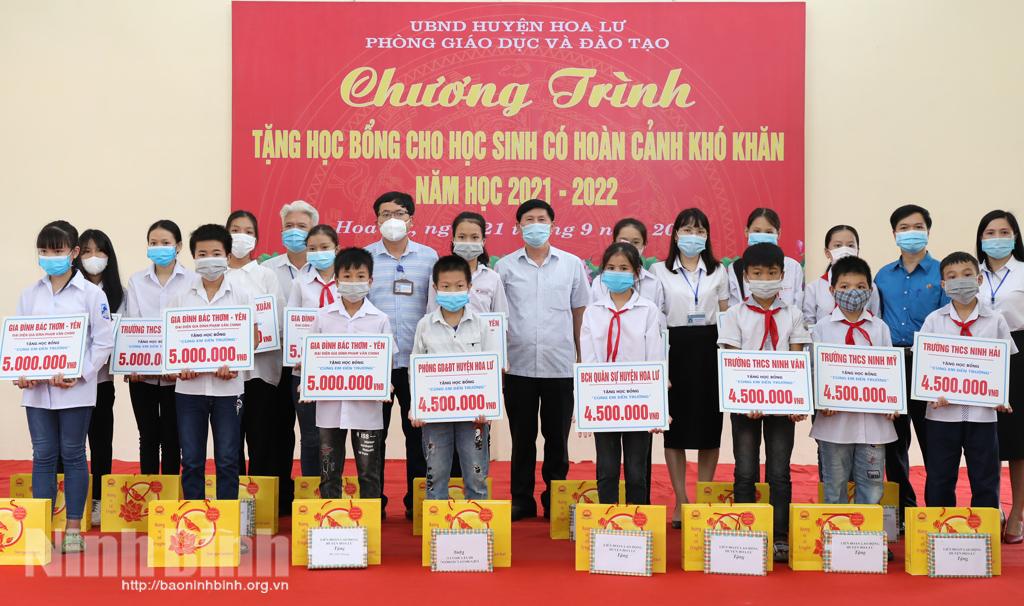 Trao học bổng cho học sinh có hoàn cảnh khó khăn tại huyện Hoa Lư