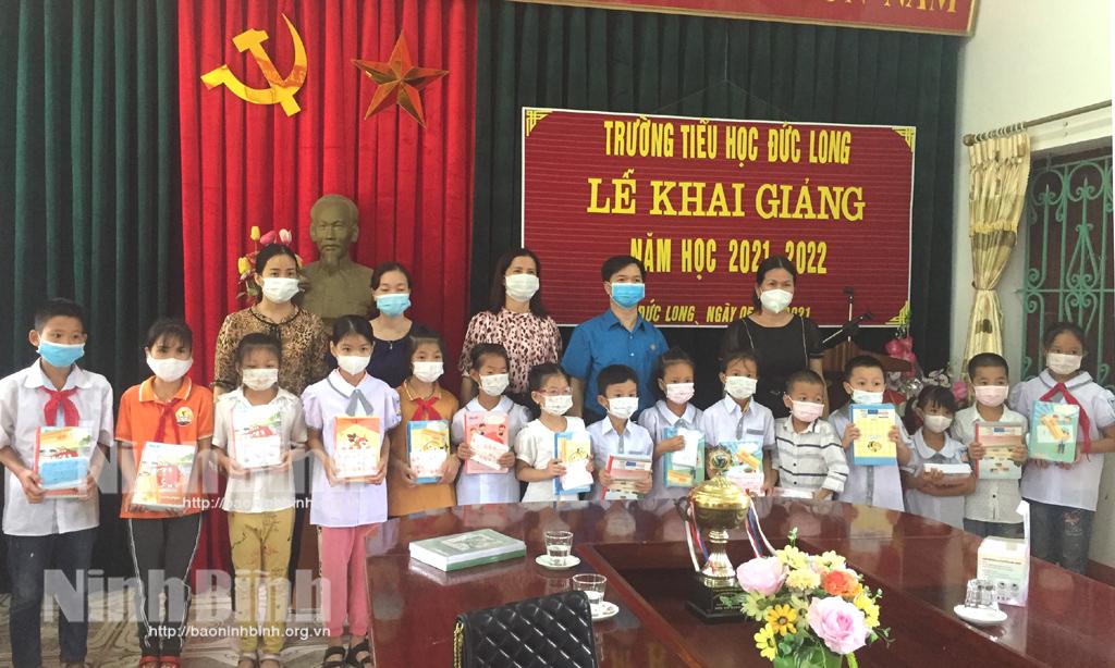 Tặng vở, khẩu trang, xe đạp cho học sinh xã Đức Long