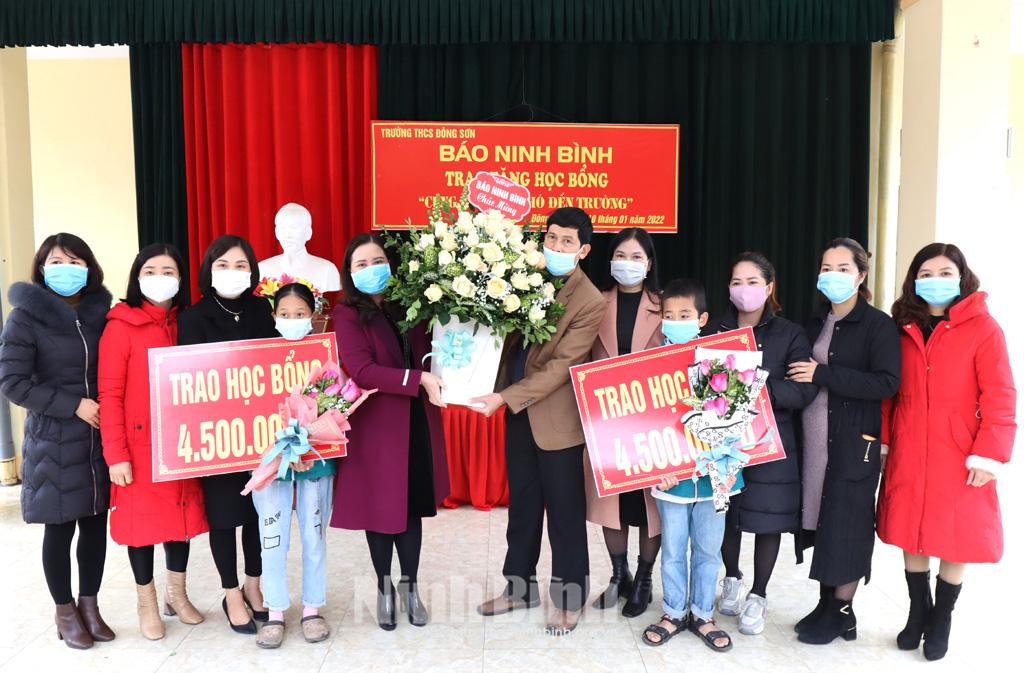 Báo Ninh Bình trao tặng học bổng cho 2 học sinh nghèo hiếu học