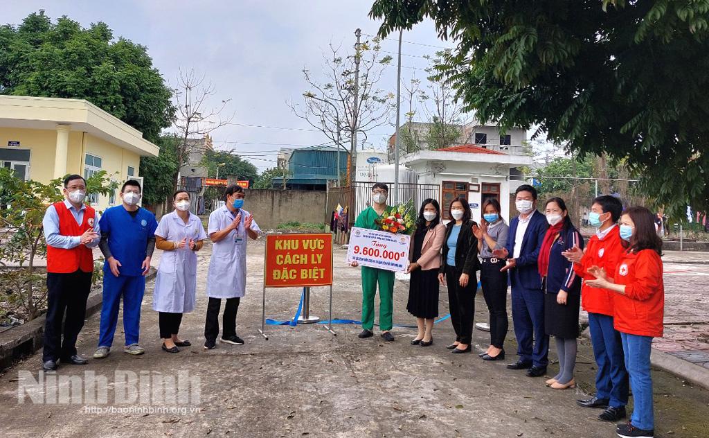 Tặng quà cho bệnh nhân đang điều trị COVID-19 tại Bệnh viện phổi