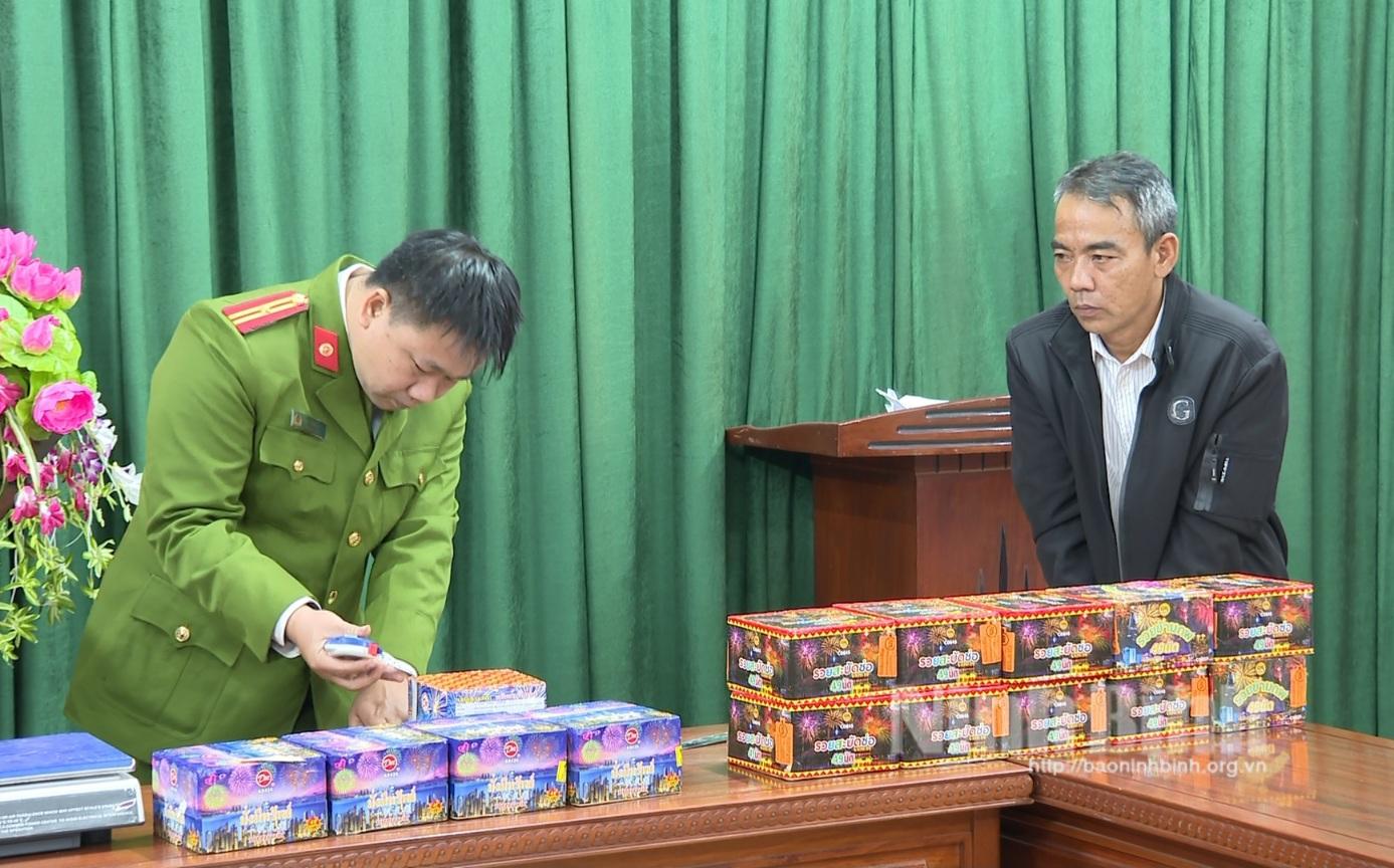 Bắt đối tượng vận chuyển trái phép gần 28 kg pháo