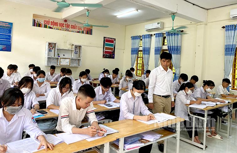 Người thầy có nhiều đóng góp cho ngôi trường THPT miền núi