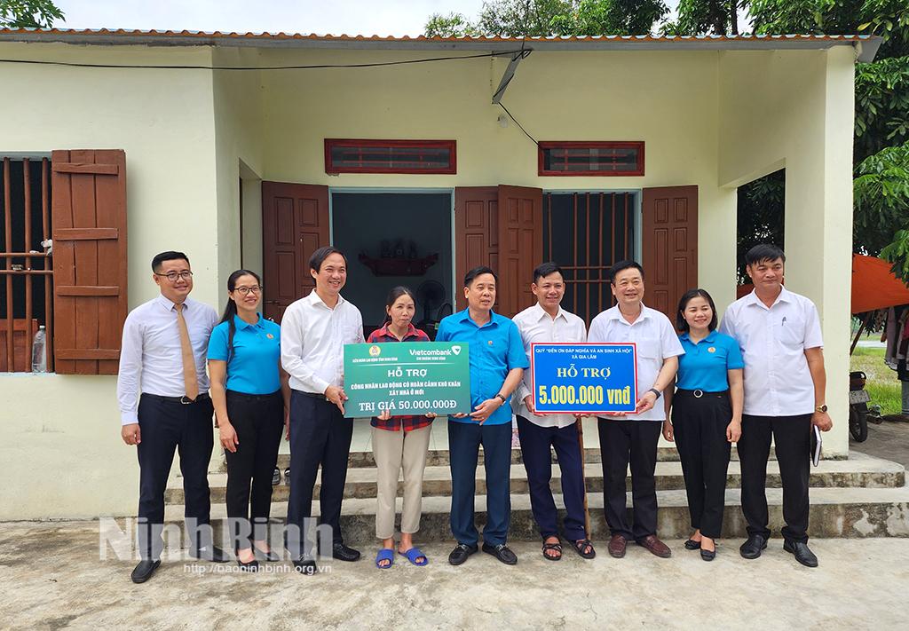 Liên đoàn Lao động tỉnh trao hỗ trợ xây nhà "Mái ấm Công đoàn"