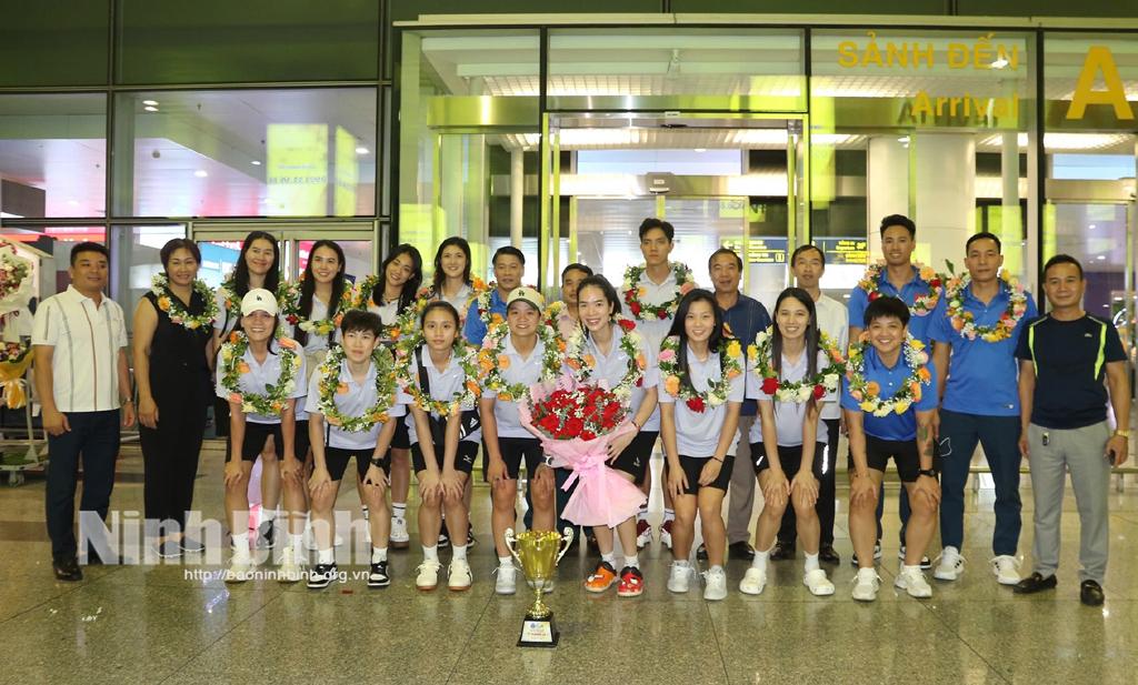 Đón và chúc mừng các nữ tuyển thủ LP Bank Ninh Bình thi đấu tại Giải bóng chuyền vô địch các câu lạc bộ nữ Châu Á 2024 từ Thái Lan trở về