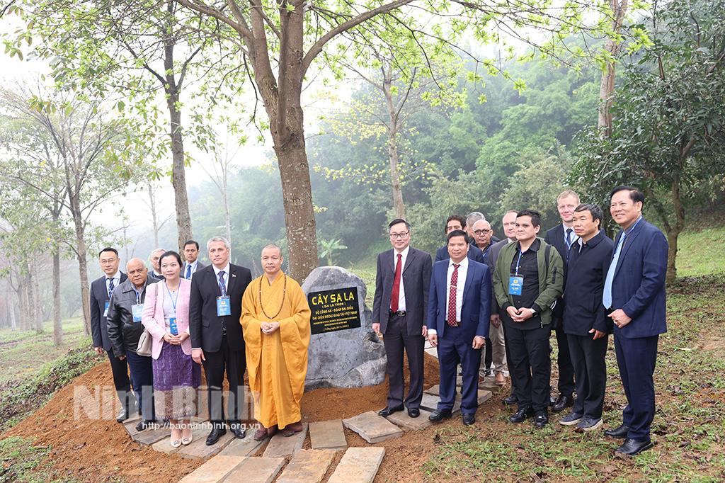 Đoàn đại biểu cơ quan đại diện ngoại giao, an ninh, cảnh sát và nội vụ các nước và tổ chức quốc tế tại Việt Nam thăm và làm việc tại Ninh Bình