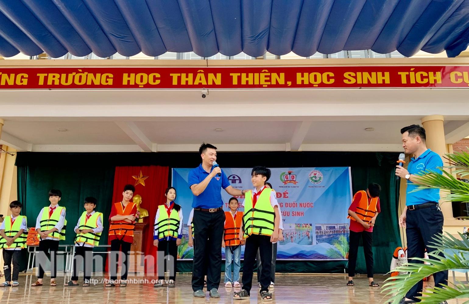 Tuyên truyền phòng, chống đuối nước và trao tặng áo phao cứu sinh cho học sinh xã Cồn Thoi