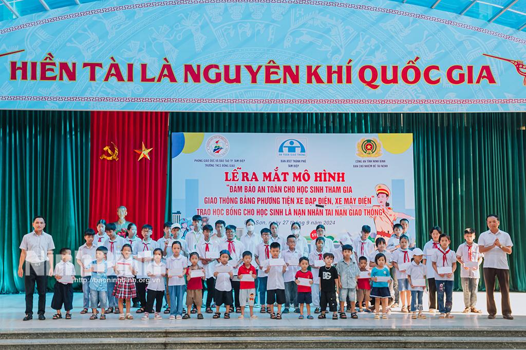 Trao học bổng cho học sinh và ra mắt mô hình "Đảm bảo an toàn cho học sinh tham gia giao thông bằng phương tiện xe đạp điện, xe máy điện"